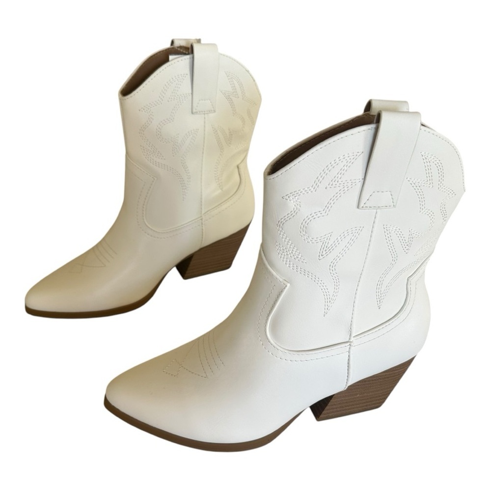 White Soda Blazing Western Ankle Boots with Pointed Toe and Stacked Heel Size 8